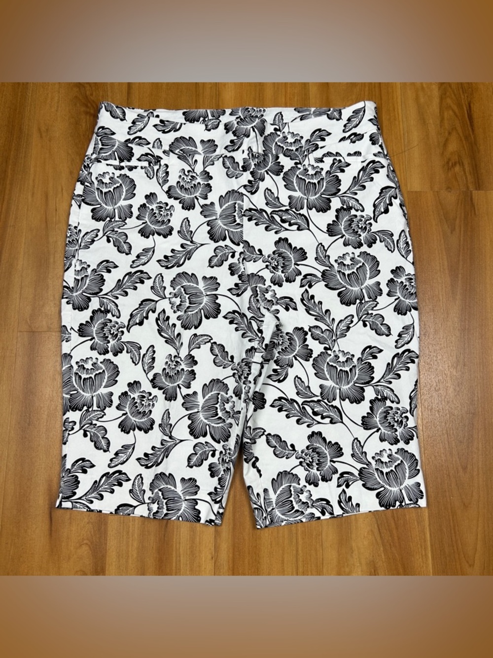 Chicos Floral Shorts Size 3 US 16 Black White Stretch Rayon Cotton Women - Picture 2 of 11
